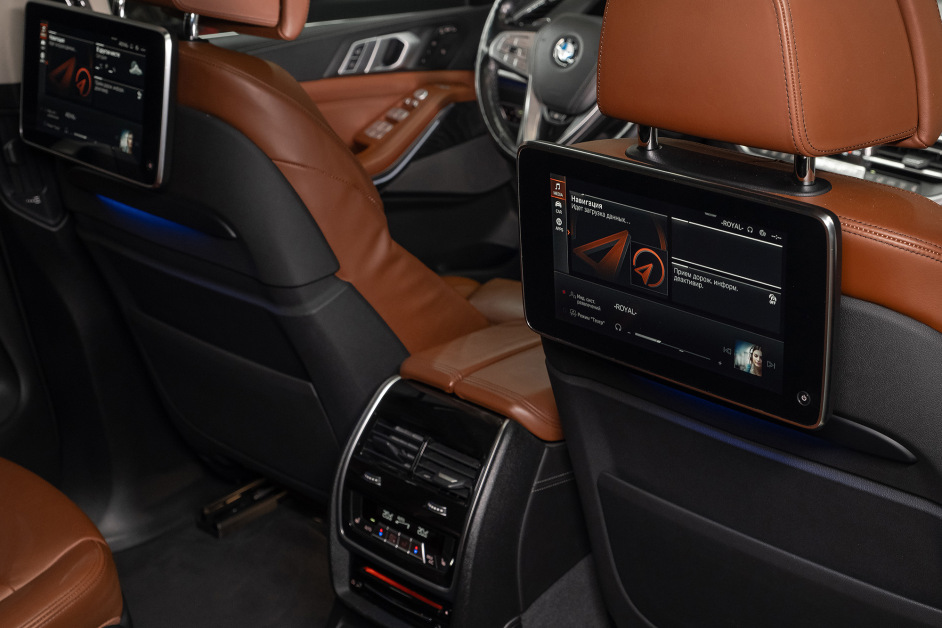 Аренда BMW X7 30d в Санкт-Петербурге